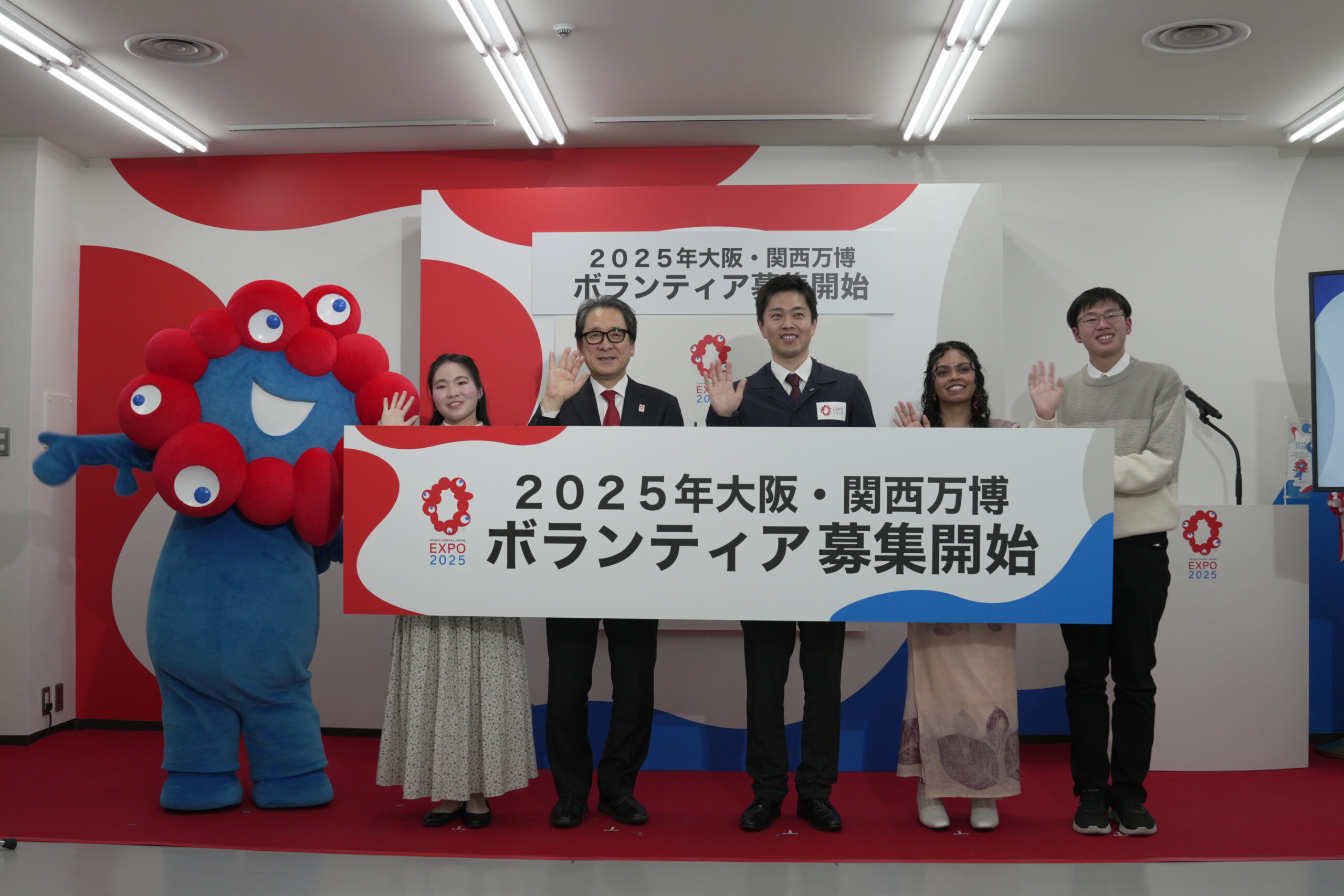 留学生が吉村大阪府知事とともに、万博ボランティア募集記者会見に登壇！